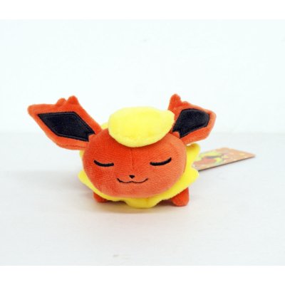 Officiële Pokemon Kuttari Flareon Knuffel slapend +/- 18cm